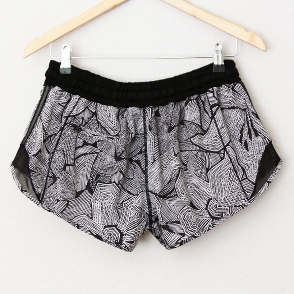 Lululemon Hotty Hot Shorts Dottie Tribe White Black 2.5" Inseam Size 8 Active - Picture 6 of 16